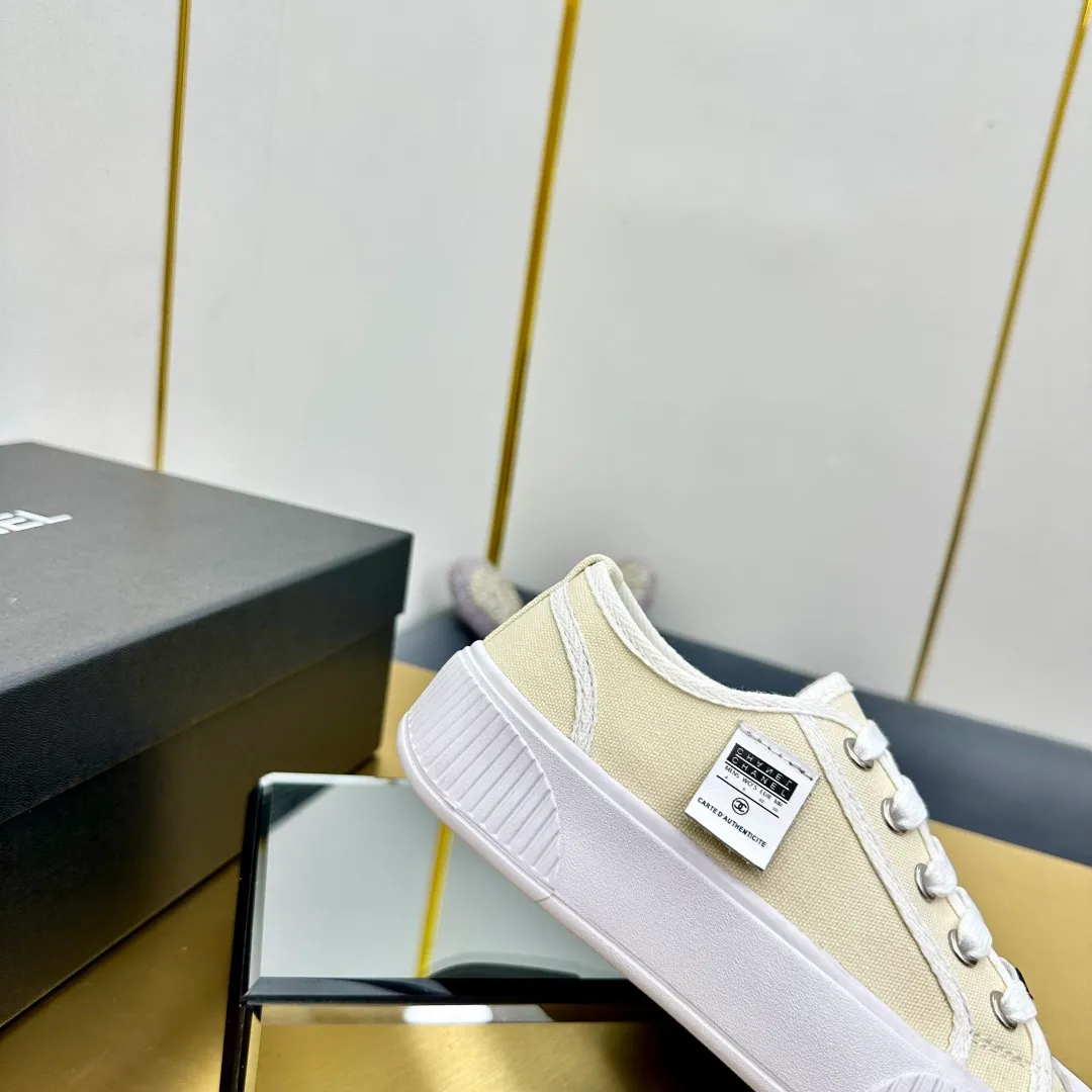 👟👟Ex-factory price 420👟👟 Chanel Chanel - 2024 counter top casual panda shoes sneakers. This classic design; the upper is electro-embroidered with a variety of techniques; the outsole is fashionable and sporty; it is unusual to incorporate a variety of color matching elements... The diversified mix and match is very beautiful and versatile, and can be used for leisure, fashion, sports and outdoor... ꫛꫀꪝ Go➫ Material: ❶The upper is made of: original imported mercerized velvet++ waterproof cloth ❷The inner lining is made of: sheepskin. Full set of boutique packaging for women 35–41